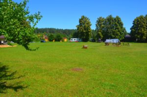 pole campingowe, ławki i stolik, namioty