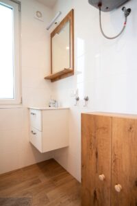 lustro i umywalka w łazience