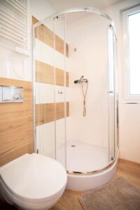 łazienka z prysznicem