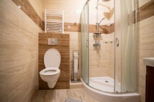 łazienka z prysznicem i toaletą, beżowe płytki