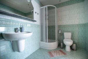 łazienka z prysznicem