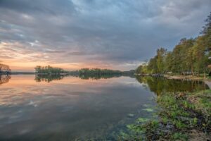 jezioro i drzewa, z boku pomost